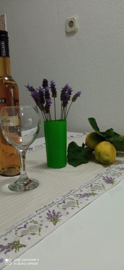 Studios Ana Mari Komiza Bagian luar foto