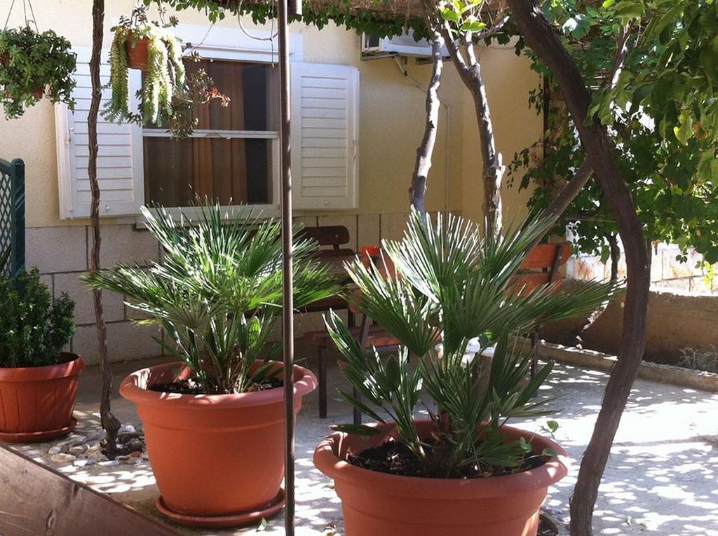 Studios Ana Mari Komiza Bagian luar foto