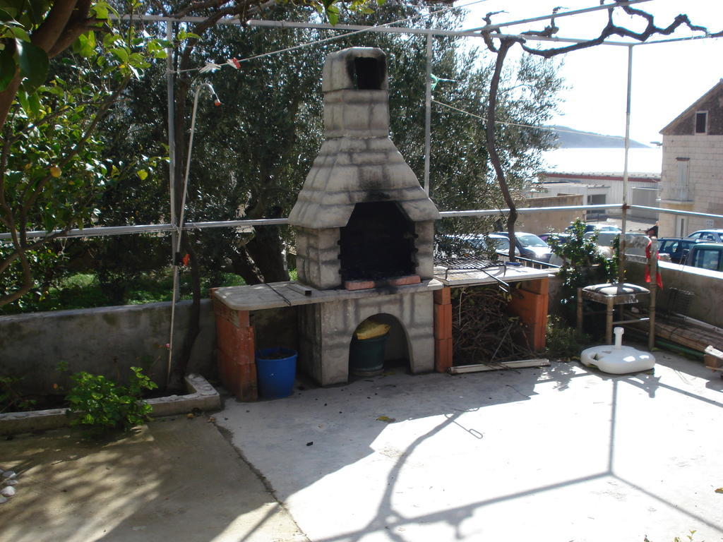 Studios Ana Mari Komiza Bagian luar foto