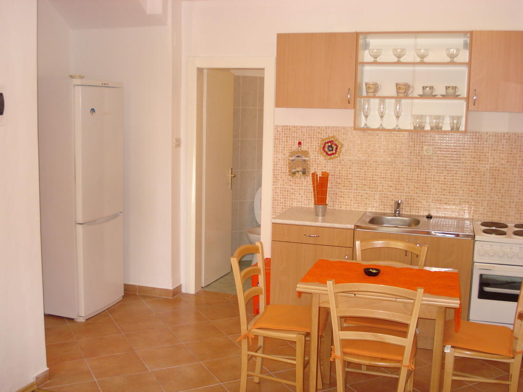 Studios Ana Mari Komiza Ruang foto
